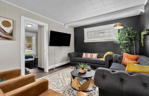 Roomy Central Hub, Games, Fire Pit & Downtown Fun - Foto 37