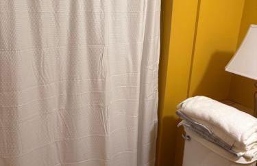 Tree House 6 bedrooms, 2 blocks from everything - Foto 25