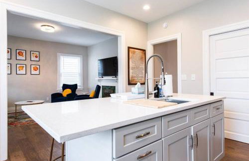 2BR Haven: Remodeled Gem! - Foto 27