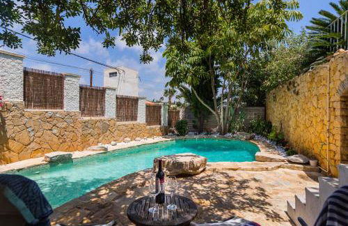 Bright villa with salt water pool - Photo 16