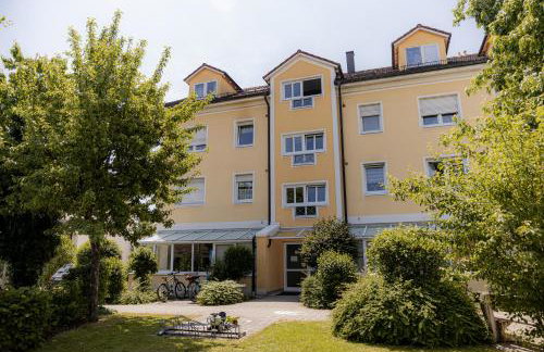 C4S COME4STAY Altötting - 3-Zi Whg I Zentrale Lage I Parkplatz I Balkon I WIFI I SmartTV I 1 Kingsize, 1 Queensize Bett I Office Arbeitsplatz I Wohnbereich mit Couch und Essbereich I voll ausgestattete Küche I Nespresso - Foto 28