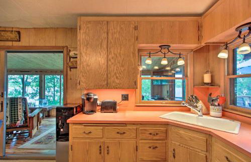 Year-Round Waterfront Getaway Lake Access and Dock! - Foto 8