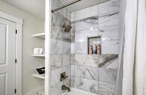 Cozy and Chic Abode about 11 Mi to Bloomington Lake - Foto 18