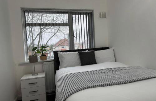 4 Beds House for Families & Contractors with Free Parking - Photo 2