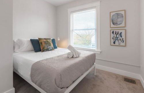 Deluxe 4-Bedroom w Huge Deck 3-Min to Downtown - Foto 15