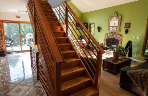 Whimsical Lakefront Chalet - Foto 13