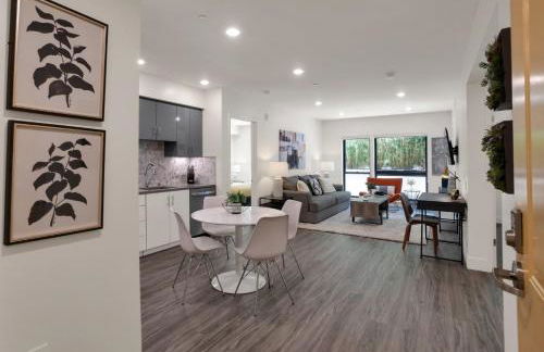 Elevator-King Bed-Walk Downtown-Free Garage Parking-Laundry - Foto 48