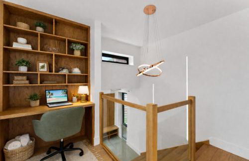 Exquisite 4BR Designer Home with Smart Features, Free Parking & SkyStream - Sleeps Up To 10 in Gerrards Cross SL9 - Photo 31