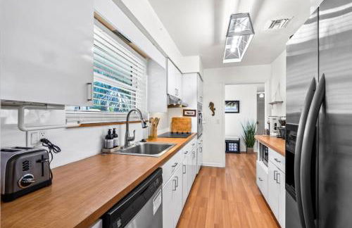 Walk to Beach Indoor-Outdoor Living w Pool - Photo 19