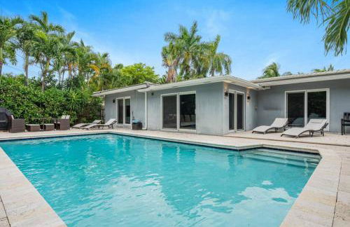 Modern 4BR Villa with Pool - Outdoor amenities - WFH - Foto 43