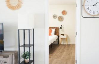 Beautiful Light-filled Farmhouse w swing & slide - Foto 15