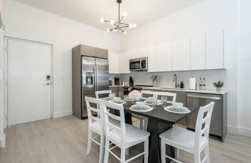 Classy 2BR-2BA Oasis Beach Pool Parking EV Station - Foto 10