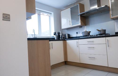 Broughton Haven 5 Beds House Free WiFi, Free parking, NETFLIX - Photo 9