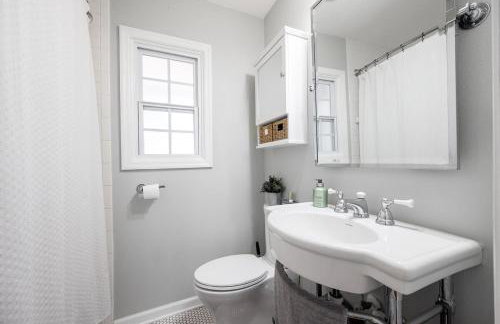 Charming 3BR Home Near DT with King Bed and Fire Pit - Foto 31