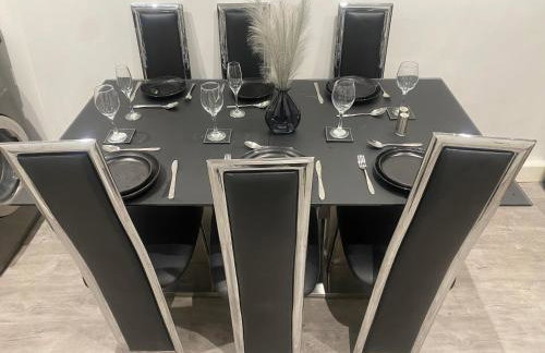 3- Bedroom House -Private Parking - contractors welcome- 2 Min M62 - Foto 3