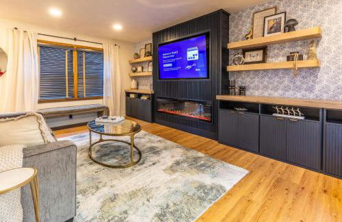 Family Retreat with Hot Tub, Game Room & Prime Location - Foto 51