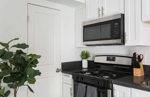 Enjoy Stylish 3BR Apt Sleeps 6 with Free Parking - Foto 6