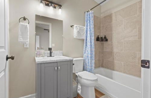 Cabin with King Bed , XBOX, HotTub, Games, Firepit , Stargazing Dome - Photo 21