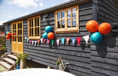 FLORA Luxury Retreat, Private Garden, Views & Hot Tub - Photo 24