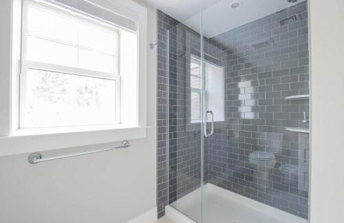 Gorgeous Architectural Home w Water Views - Foto 24