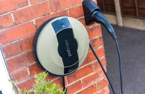 Pass The Keys Picture Perfect Haven in Didsbury Village - Free Parking & EV Station - Photo 50