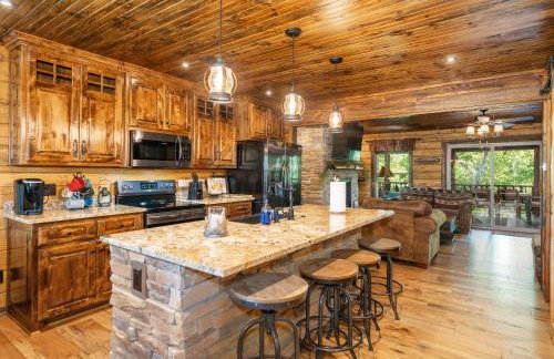 River Lodge Escape with Hot Tub - Foto 6