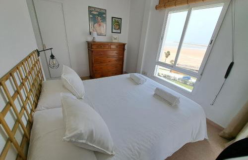 Ático primera línea de playa con vistas al Mar-Climatizado-Wifi-Parking-Solo familias - Foto 10