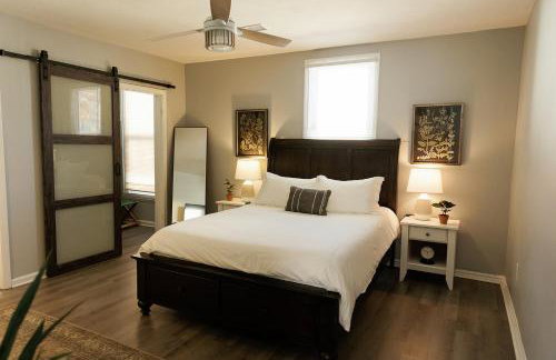 "The Homestead" UPSCALE STAY - Downtown with Yard - Foto 15