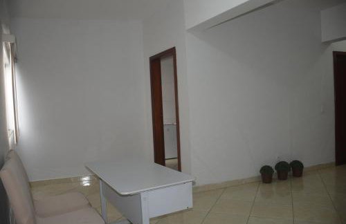 Dois quartos Cozinha completa Wi Fi Self check in com senha Central e perto de tudo a 4,4Km da Rodoviária e 15,4 km do Aeroporto Apartamento 301 - Foto 17