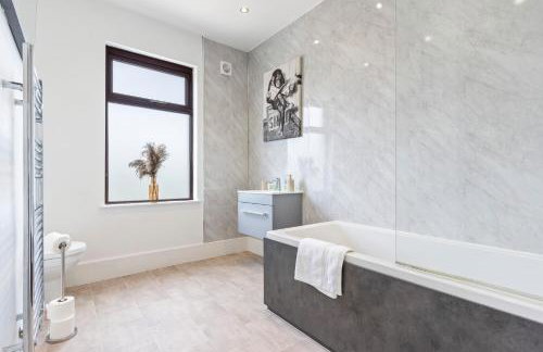 Stylish House - Sleeps 7 - Free Parking, Fast WiFi and Smart TV - Contractors, Groups and Long Stays Welcome by Yoko Property - Foto 5