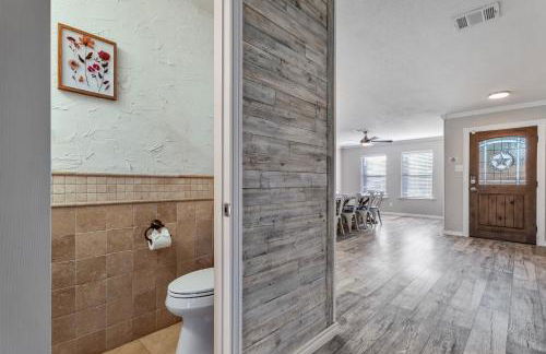 Retreat close to Lewisville Lake with pool, pet ok - Photo 11