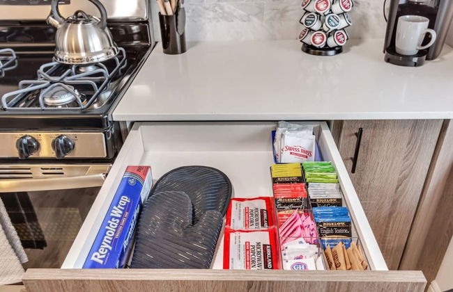 Charming 2BR w King Queen Close to SLC - Foto 12