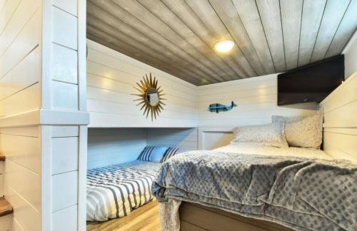 TV Blue Tiny Houseboat at Lake Cumberland Marina - Photo 13