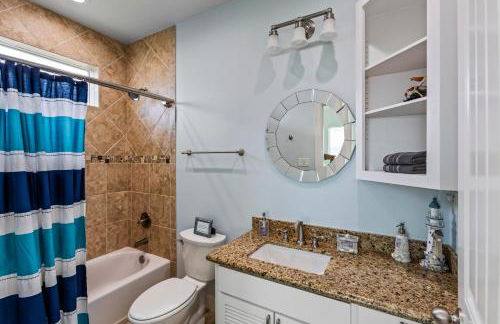 Beachfront Hideaway! Luxury Beachfront, SwimSpa, Game Room, Firepit by Bolivar Vacations - Foto 59