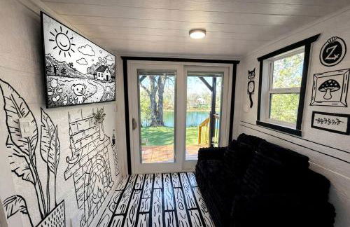 Whimsical Lakefront Tiny Home with Hand-Drawn Doodle Design Near Bastrop, Texas - Foto 1