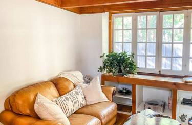 Wildland Zen Den Tiny House Retreat with Fireplace Grill AC Hammock Record Player Musical Instruments Pets OK - Foto 13