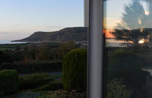 Gorwel is an Art Deco 1930s villa with sea views - Foto 37