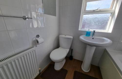 2 Bedroom House Perfect for Family Work Stays Easy Access to Manchester Oldham - Foto 18