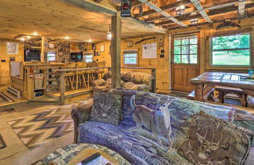 Secluded and Quiet Pocono Mountain Cabin with Hot Tub! - Foto 7