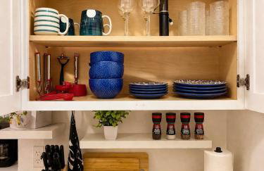 Flatiron Bright 1BR, Top Floor Walk-Up - Photo 3