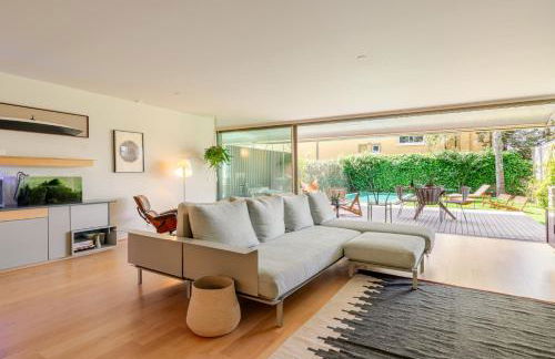 Grand Villa w/ Pool, Garden & Garage by HostWise - Foto 41