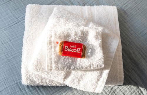 BOHO BEACH HOUSE- SLEEPS 8- 2 MIN DRIVE FROM BOSCOMBE PIER- SUPERFAST WiFi- FLAT SCREEN SMART TV- FREE ON STREET PARKING! - Photo 7