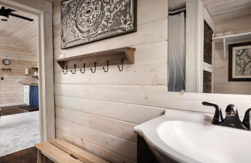 Tiny Cabin w Fire Pit Game Room and Dog Friendly - Foto 22