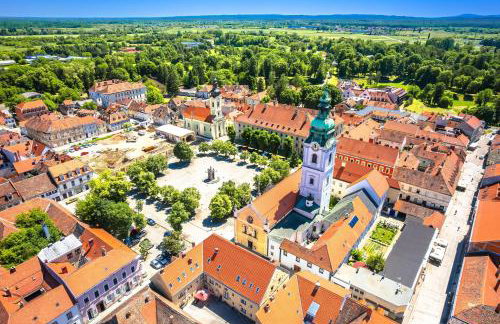 Riverside House with Pool and Hot Tub - Happy Rentals - Foto 38