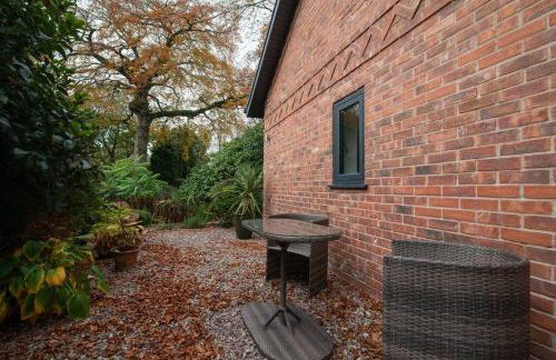 Luxury Coach house next to woodland in Knutsford - Photo 22