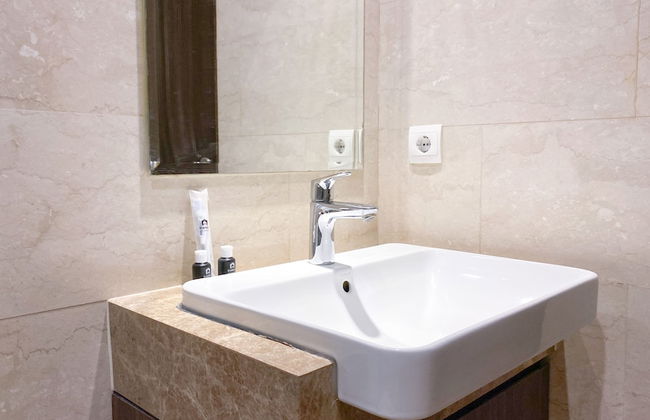 Comfy And Elegant 2Br With Private Lift At Menteng Park Apartment - Photo 16