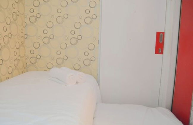 Homey and Relaxing 2BR Green Pramuka Apartment - Foto 14