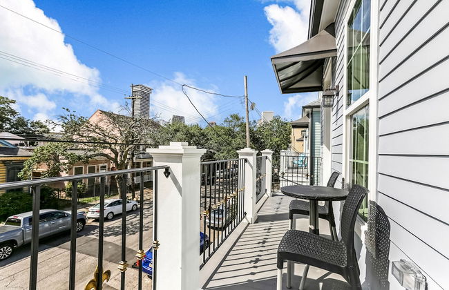 Chic 4 BR Condo - Large Pool - Perfect Location - Photo 46