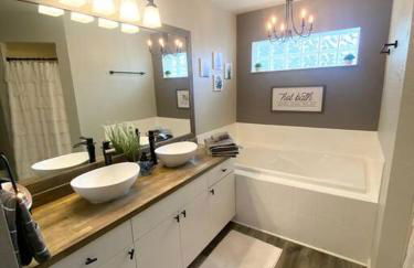 Modern 3BR Home, Saltwater Pool, Fenced Yard - Foto 21