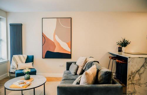 Stylish 2 Bed City Centre Apartment with Parking - Photo 11